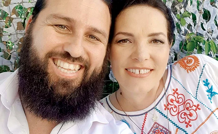 
    Preotul Vladimir Florea şi Anca, soţia saFoto: Facebook / Vladimir Florea  