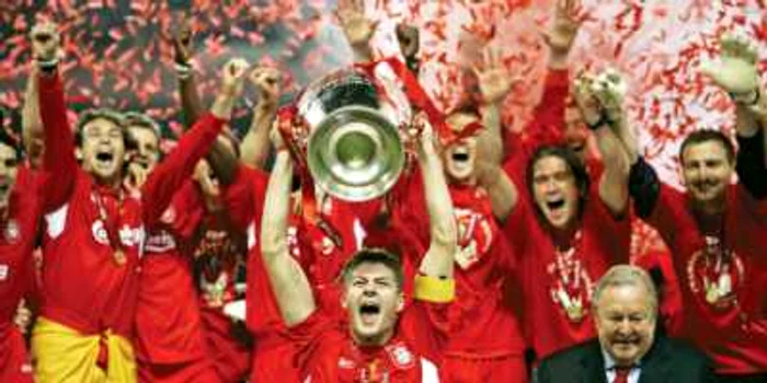 Gerrard în 2005 după triumful din finala Ligii Campionilor cu AC Milan