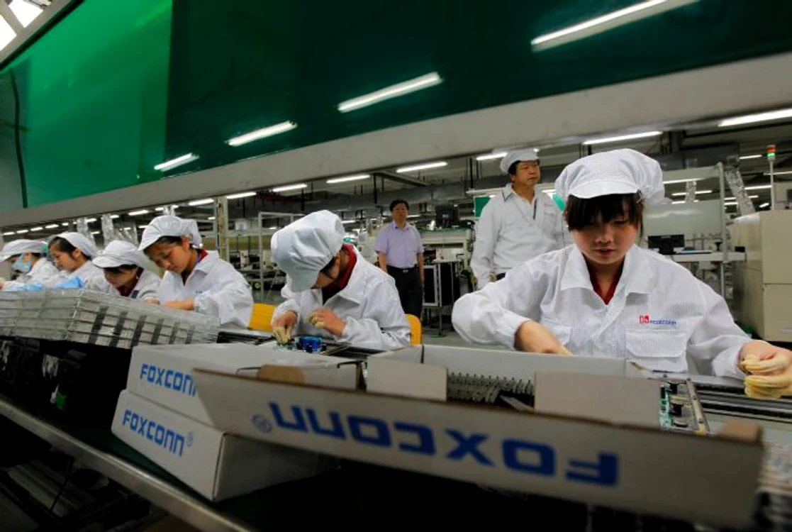 Muncitorii de la Foxconn lucrează câte 12 ore pe zi. (Foto: EPA)