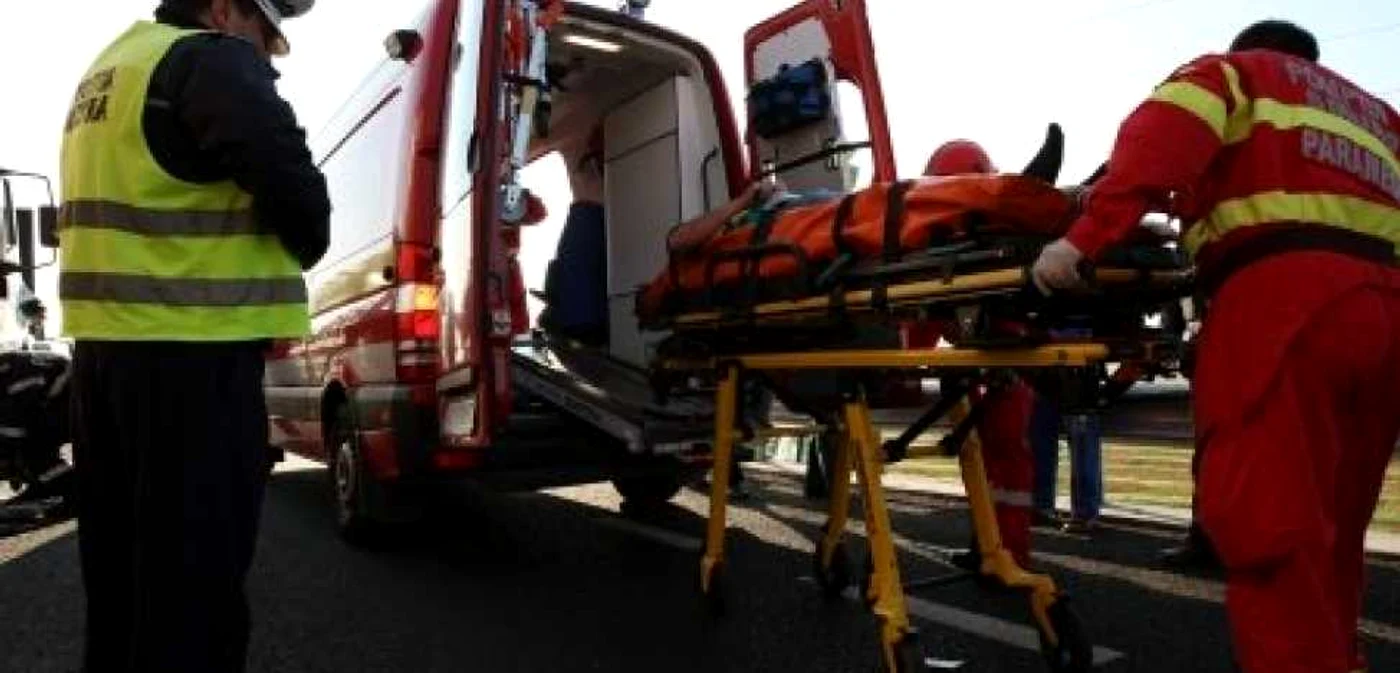 Braşov: FOTOGALERIE / O cisternă s-a răsturnat peste un căruţaş. Scurgeri masive de motorină