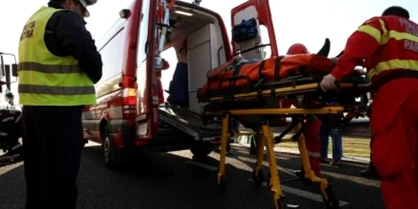 Braşov: FOTOGALERIE / O cisternă s-a răsturnat peste un căruţaş. Scurgeri masive de motorină