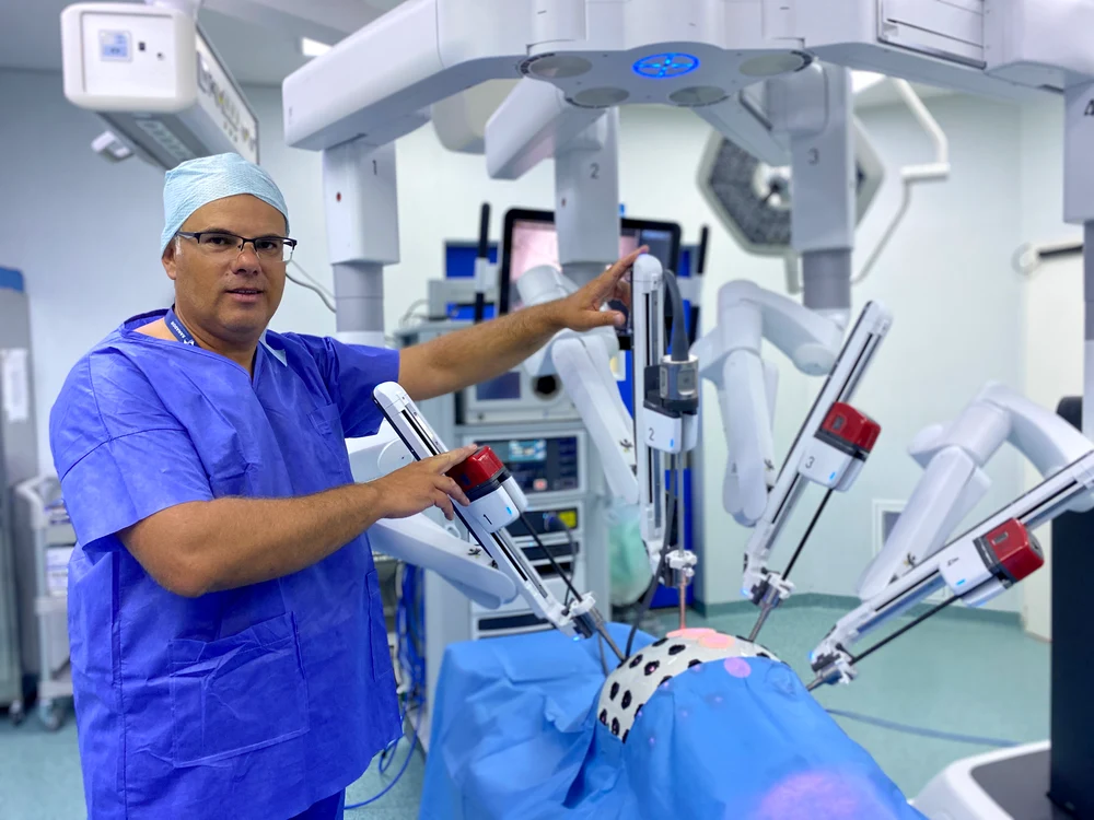 Medic în sala de operație, efectuând o demostrație cu robotul
