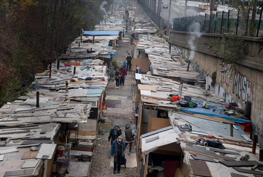 Tumultul din Paris nu este resimțit și în cartierul din carton al țiganilor
