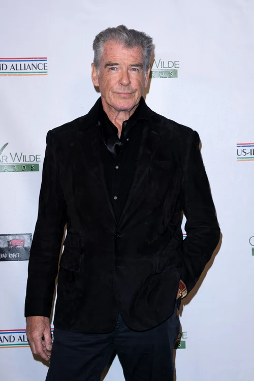 Pierce Brosnan, într-un costum negru