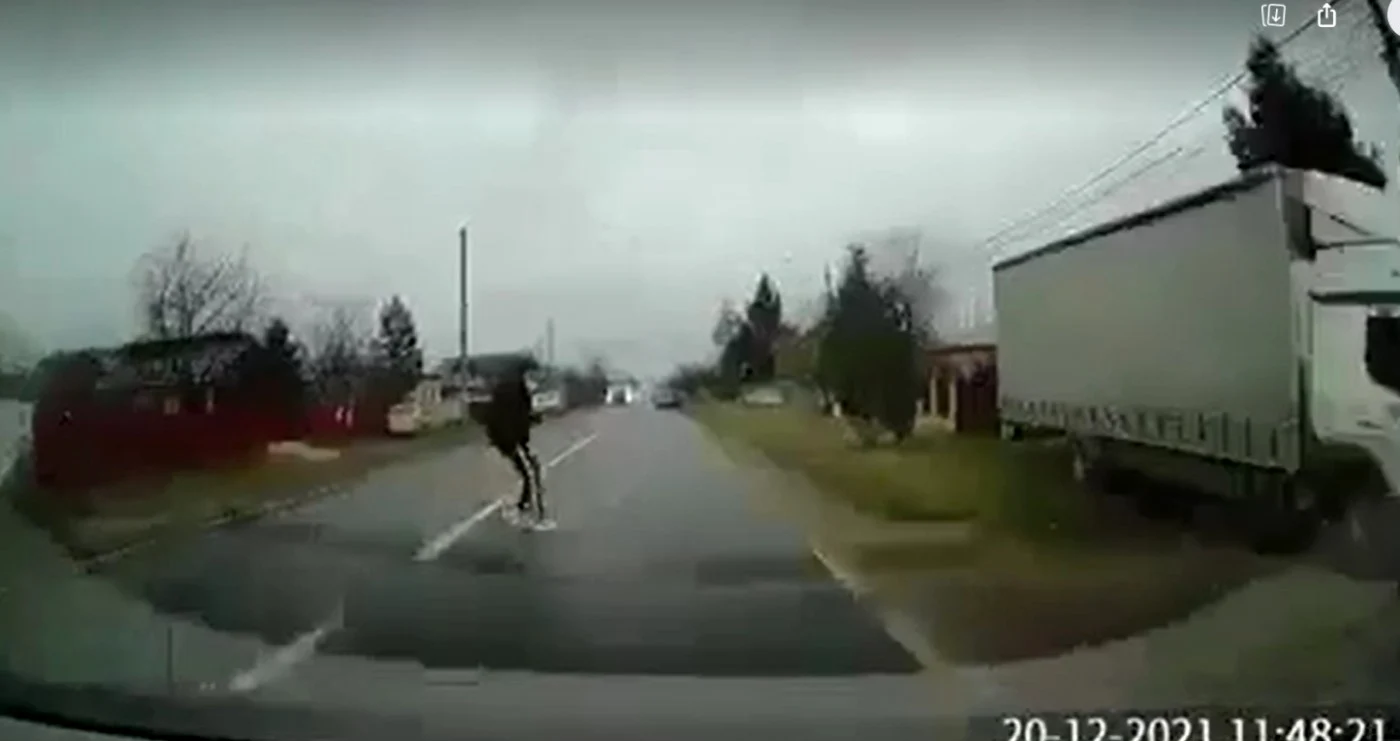 Imagini cu tânărul care traversează strada în fugă Captură video