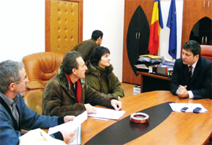 Prefectul a promis ca salariatii vor primi banii.