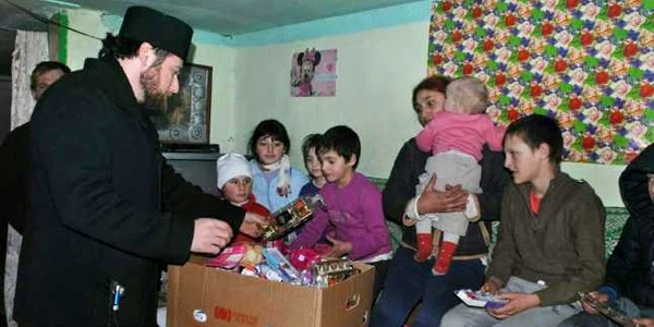 Împărţirea darurilor din Gemania către copiii de la Ianca FOTO ADJ