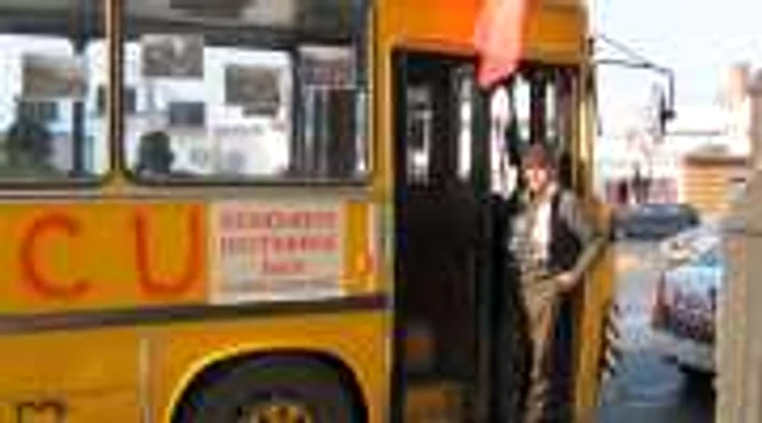 Autobuzul a fost tapetat cu imagini de la Revoluţie.