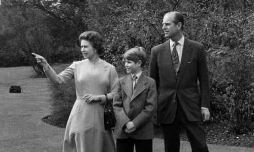 Fotografie din 21 aprilie 1976, Regina Elisabeta la 50 ani cu Prințul Philip și fiul lor cel mic, Prințul Edward, în vârstă de 12 ani, în incinta Castelului Windsor, Pprofimedia jpg