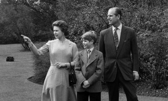 Fotografie din 21 aprilie 1976, Regina Elisabeta la 50 ani cu Prințul Philip și fiul lor cel mic, Prințul Edward, în vârstă de 12 ani, în incinta Castelului Windsor, Pprofimedia jpg