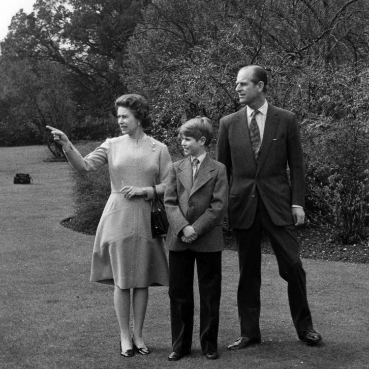 Fotografie din 21 aprilie 1976, Regina Elisabeta la 50 ani cu Prințul Philip și fiul lor cel mic, Prințul Edward, în vârstă de 12 ani, în incinta Castelului Windsor, Pprofimedia jpg