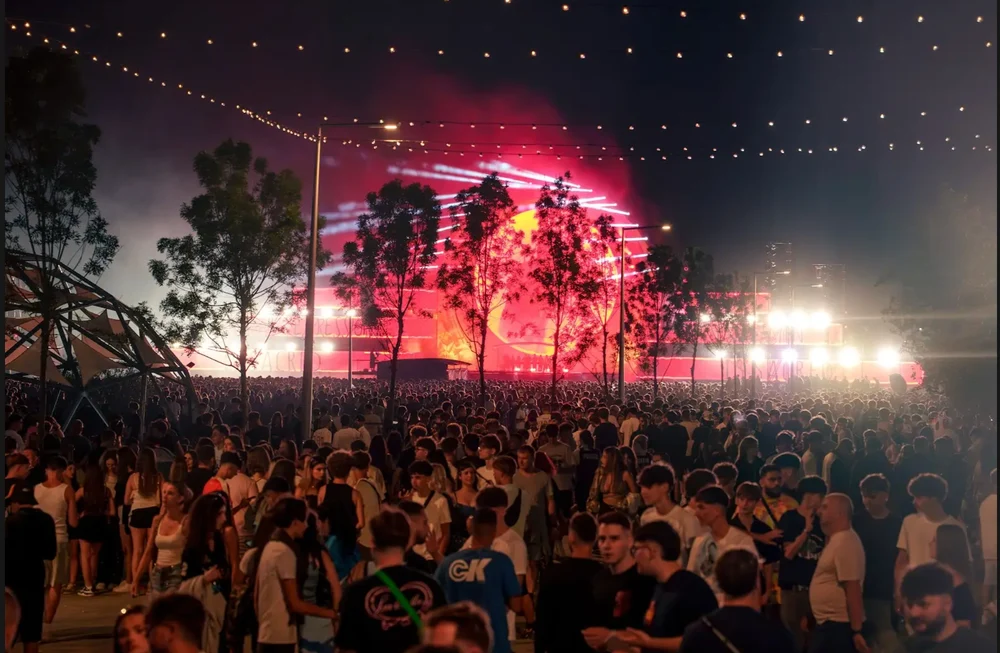 BEACH, PLEASE! 2026 a deschis oficial NIBIRU în fața a 90.000 de oameni și a dat startul celei mai mari ediții din istoria festivalului