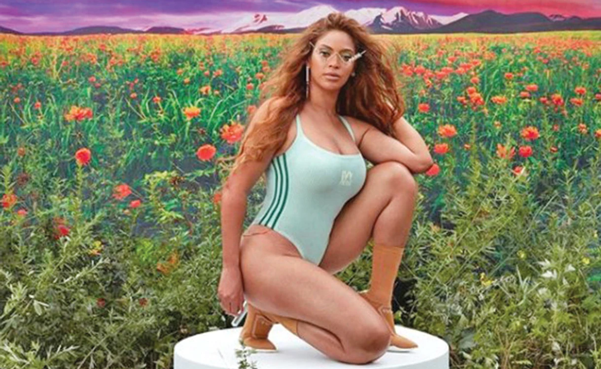 
    Artista de 38 de ani face reclamă în costum de baie, deşi a luat în greutateFoto: instagram  