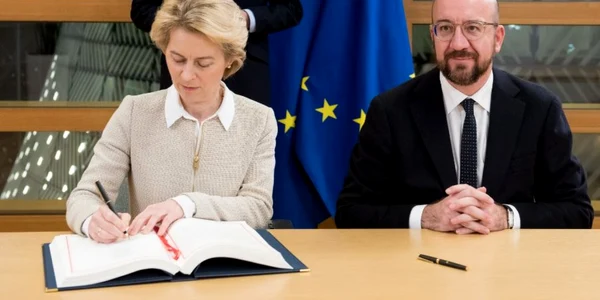 Ursula von der Leyen si Charles Michel semnand acordul privind iesirea Marii Britanii din UE FOTO @vonderleyen/ Twitter