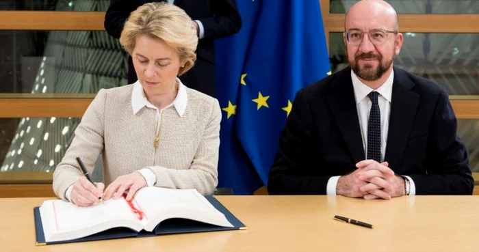 Ursula von der Leyen şi Charles Michel semnând acordul privind ieşirea Marii Britanii din Uniunea Europeană FOTO @vonderleyen/ Twitter