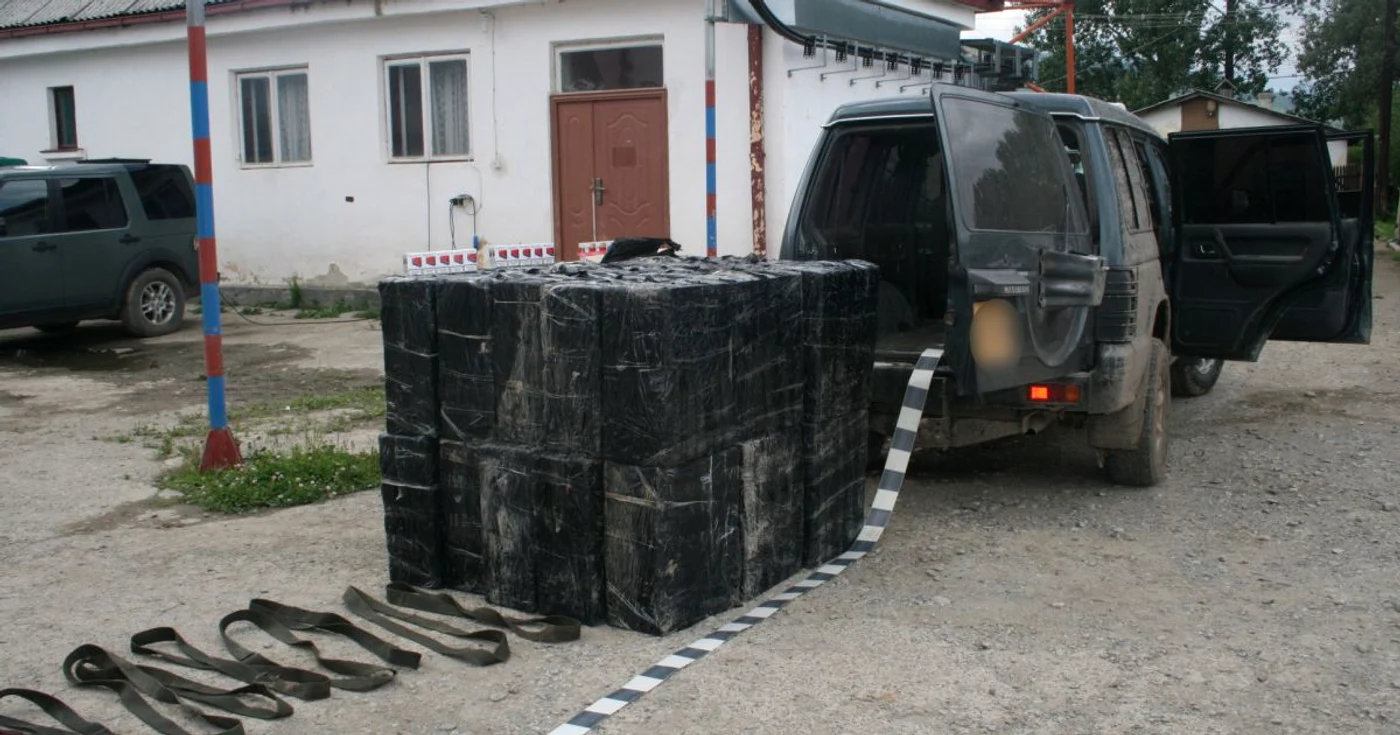 Ţigările erau transportate cu un autoturism înmatriculat în Anglia. FOTO: STPF Suceava