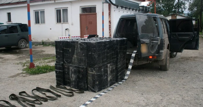 Ţigările erau transportate cu un autoturism înmatriculat în Anglia. FOTO: STPF Suceava
