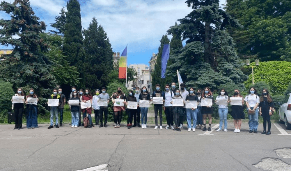 Bursele sociale, în pericol. Elevii atacă în instanță ordinul semnat de ministrul Educației