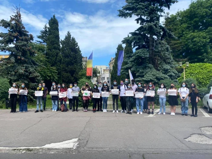 Elevi din cadrul Asociaţiei Elevilor din Constanţa foto AEC