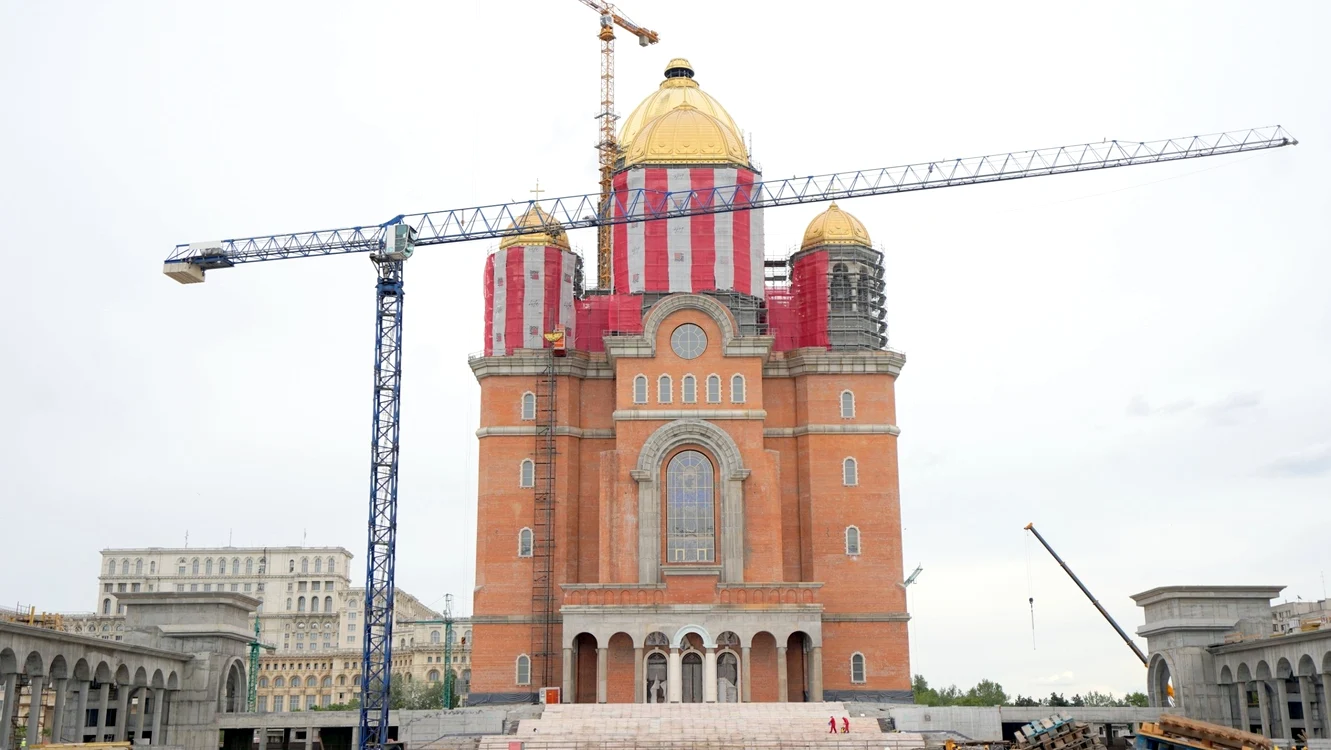 La 10 ani de la începerea lucrărilor, cele opt turle ale catedralei nu sunt gataFoto: basilica.ro