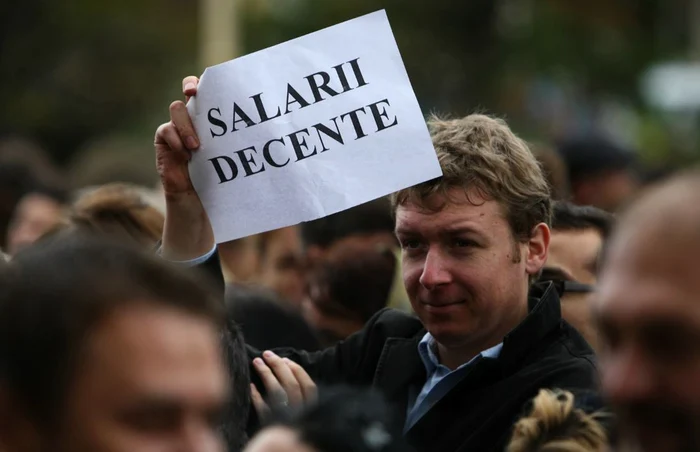 
    Bugetarii au protestat în instanță pentru salariile lor  