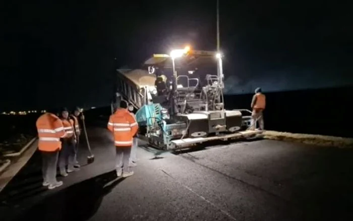 Se toarnă asfalt şi la lumina proiectoarelor. Foto: captura video