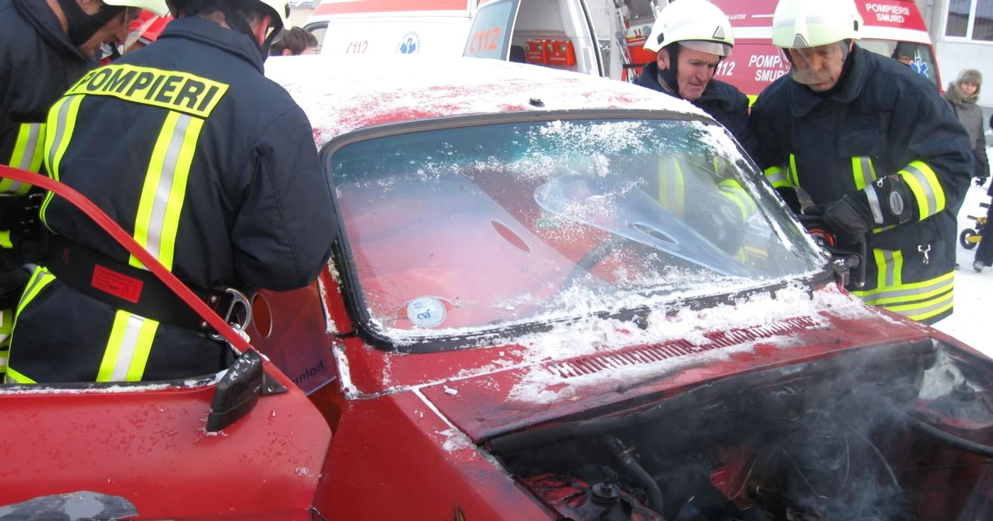 O maşină s-a făcut scrum din cauza unui cablu electric defect 