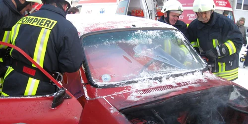 O maşină s-a făcut scrum din cauza unui cablu electric defect 