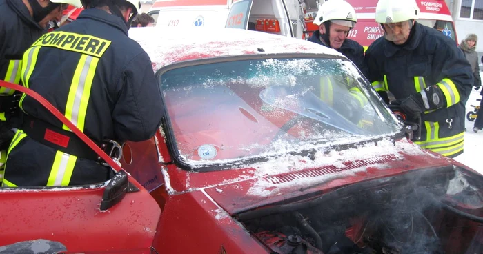 O maşină s-a făcut scrum din cauza unui cablu electric defect