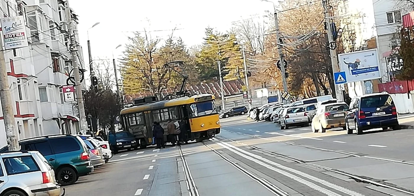 Tramvai deraiat de-a curmezişul drumului, la Botoşani FOTO botosaninews.ro