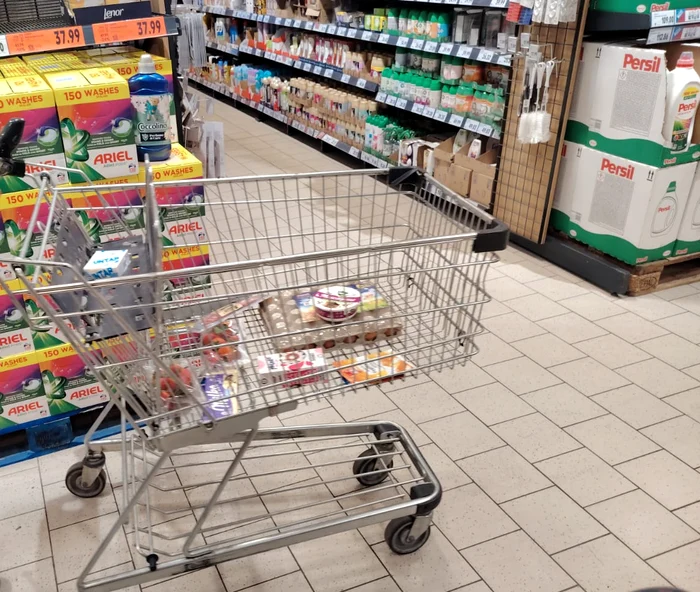 Lista de cumpărături a fost mai scurtă pentru mulți FOTO: A.M.