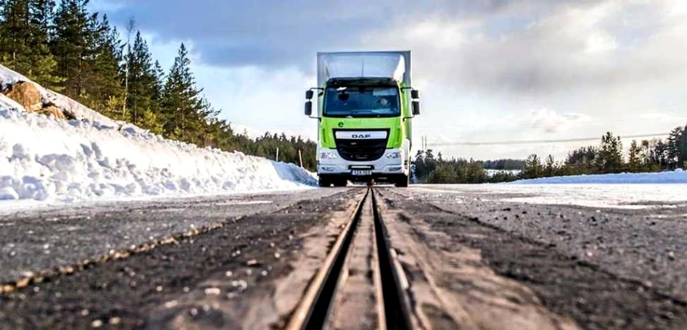 În prima fază, testarea străzii electrice se face cu camioane Foto: eRoadArlanda