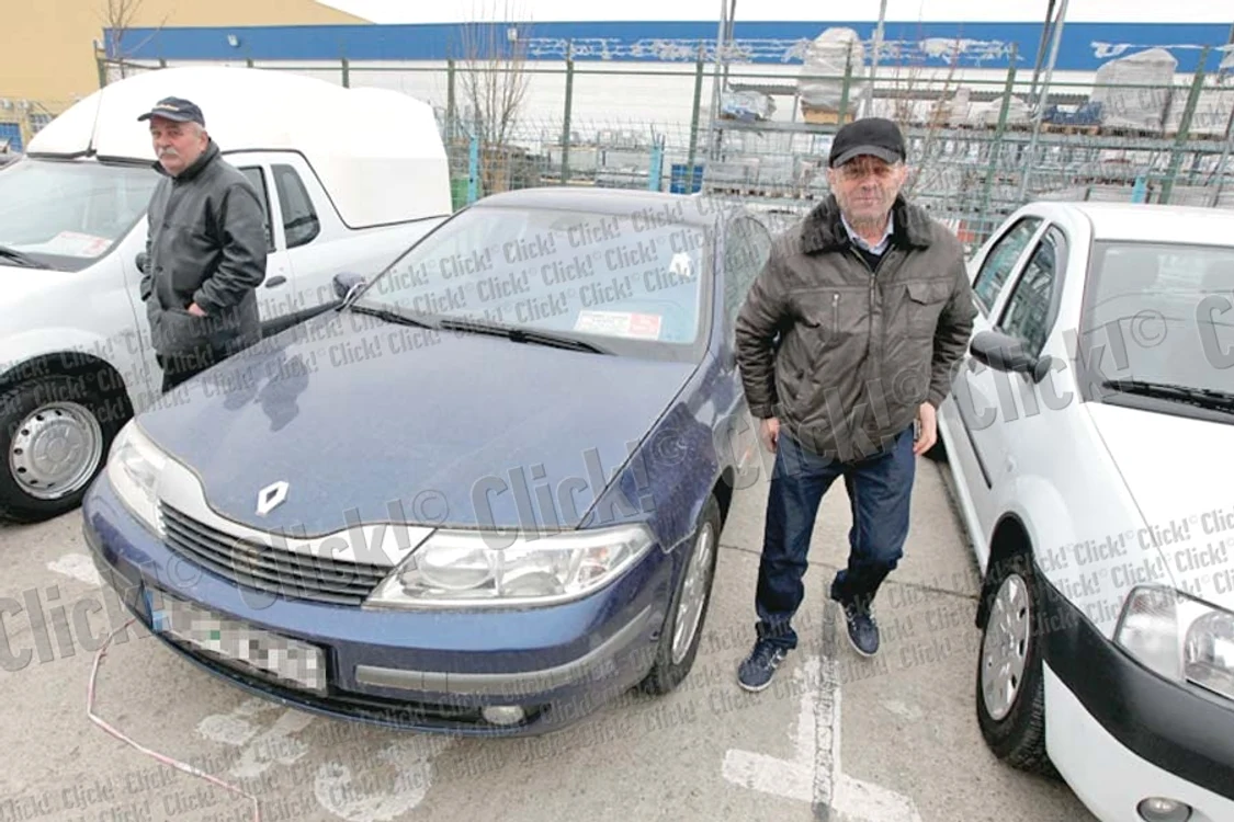 Maşinile stau în târg aliniate, nimeni nu mai  vrea să le cumpere (Fotografii: Sever Gheorghe)