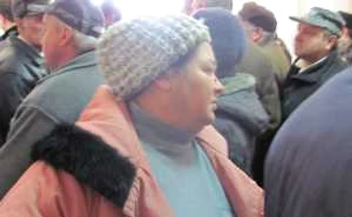 Oamenii stau ore în şir la coadă să-şi plătească dările la CJAS