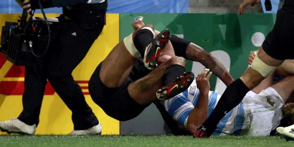 Courtney Lawes l-a placat tare pe Mario Ledesma * Foto: Reuters