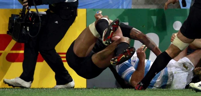 Courtney Lawes l-a placat tare pe Mario Ledesma * Foto: Reuters