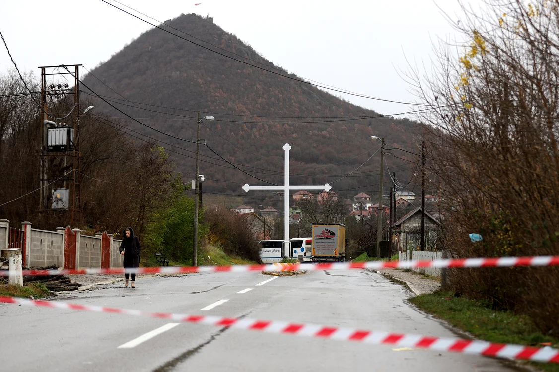 Drum blocat în satul Rudare, în sudul Serbiei FOTO EPA-EFE