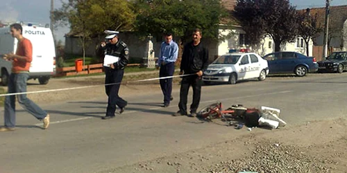 Mopedistul circula cu viteza si nu purta casca de protectie