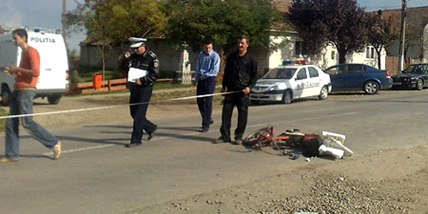 Mopedistul circula cu viteza si nu purta casca de protectie