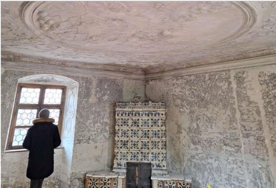 Dosar penal pentru renovarea unui muzeu din Braşov. Muncitorii au răzuit cu şpaclul picturi şi ornamente vechi de 200 de ani