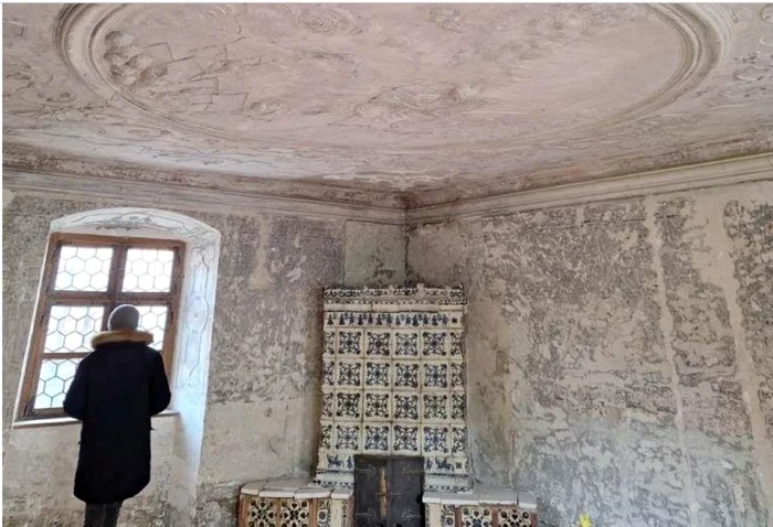 Pictura murală a fost răzuită. Foto Facebook Electra Ghiza