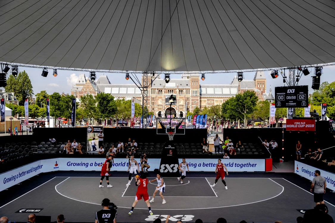 
    Baschet 3x3 se bucură de un mare succes în rândul tinerilorFoto: EPA-EFE  