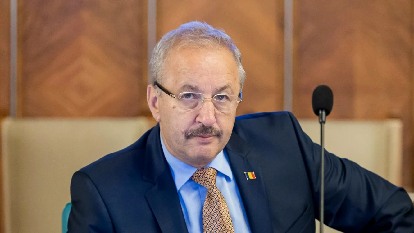 Vasile Dîncu, un politician cu preocupări fotbalistice. FOTO: Arhiva Adevărul