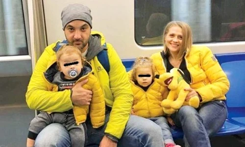 Mirela Boureanu Vaida și soțul ei, Alexandru, alături de primii lor doi copii jpeg