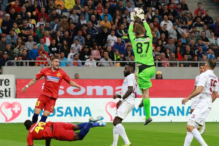 
    CFR Cluj și FCSB se luptă pentru titlu, dar mai ales pentru calificarea în cupele europeneFoto: Marian Burlacu  