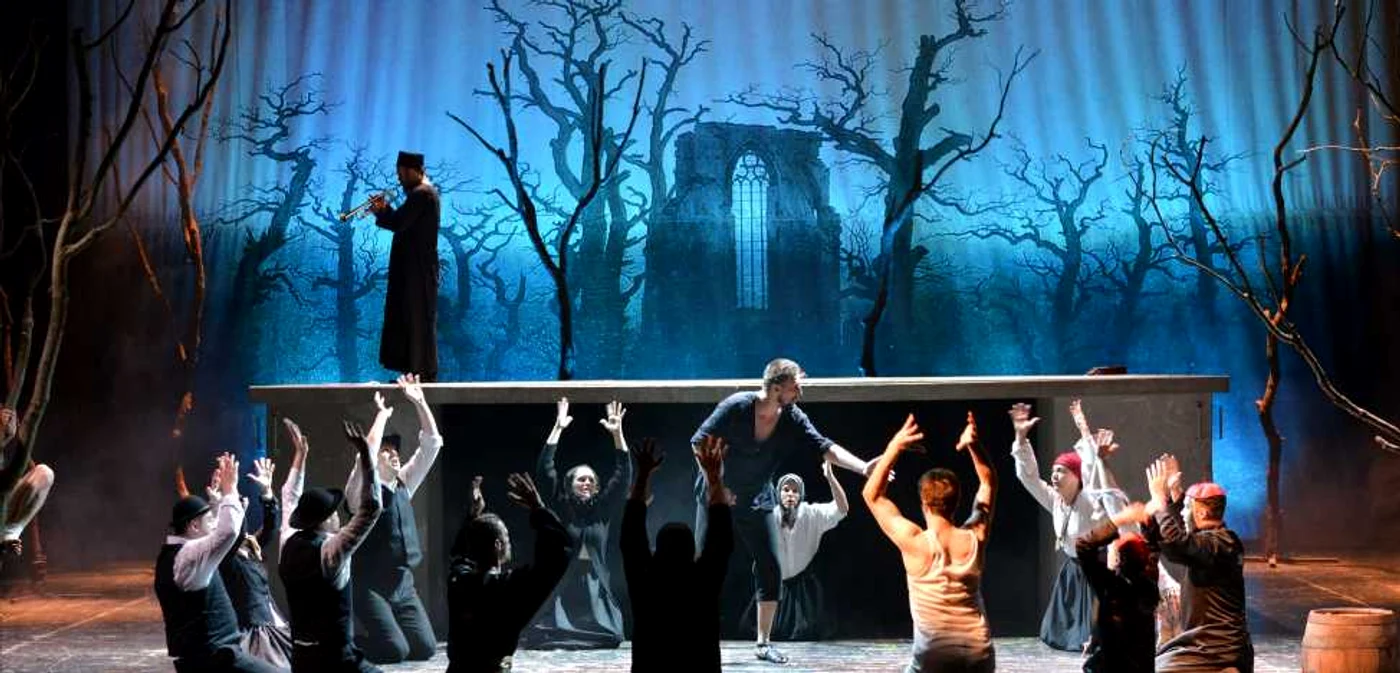 Exorcizări habotnice pentru aducerea ploii, în spectacolul "Sânziana şi Pepelea", la Teatrul Naţional "Lucian Blaga" din Cluj FOTO: Nicu Cherciu