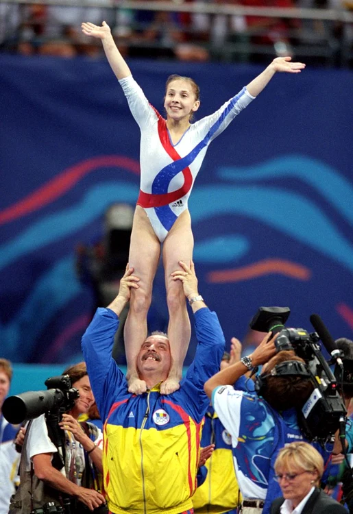 Andreea Răducan a fost purtată pe umeri de Octavian Bellu după victoria de la Jocurile Olimpice de la Sydney 2000
