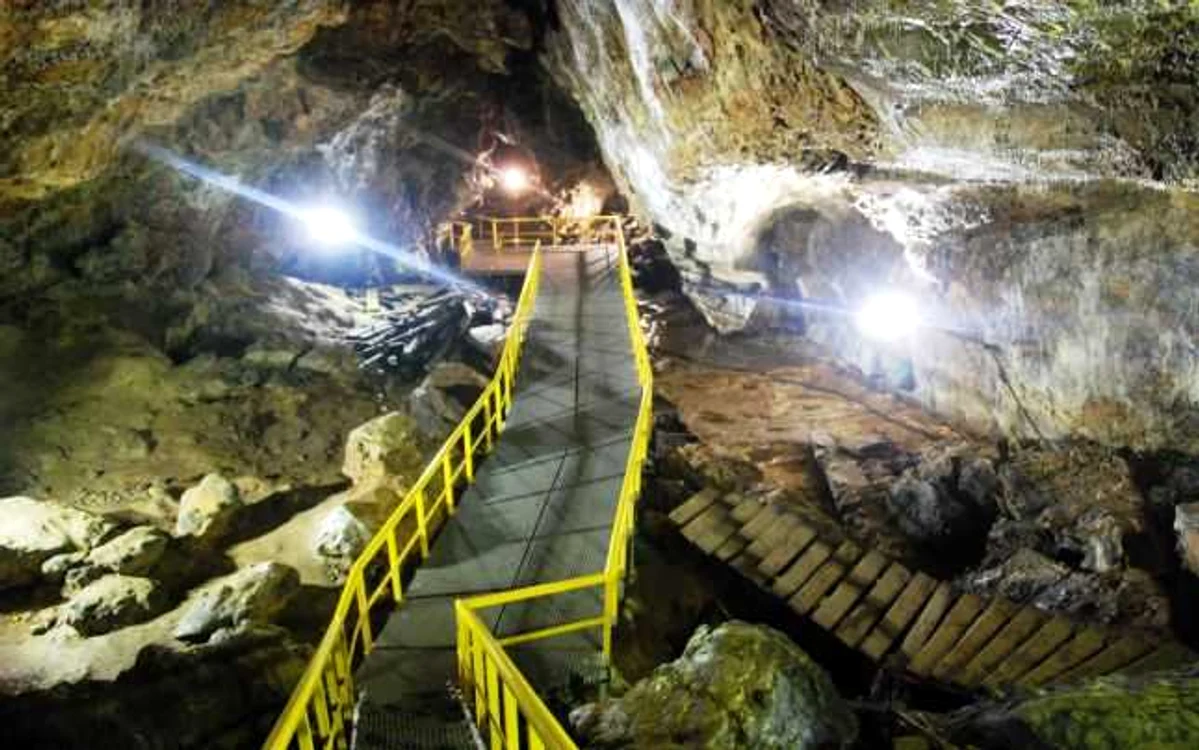 Peştera Ialomiţei din masivul Bucegi a fost inaugurată pe 25 iulie 2015, după reabilitarea cu fonduri europene de 6,4 milioane de lei