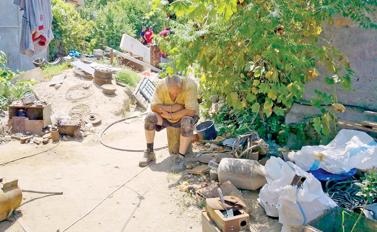 
    Anchetatorii scotocesc proprietatea lui DincăFoto: Mediafax  