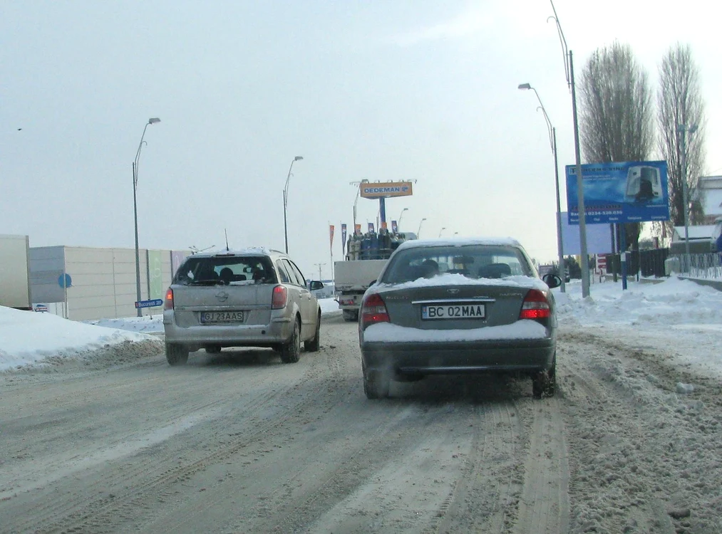 Drumarii le recomandă șoferilor să circule cu atenție
